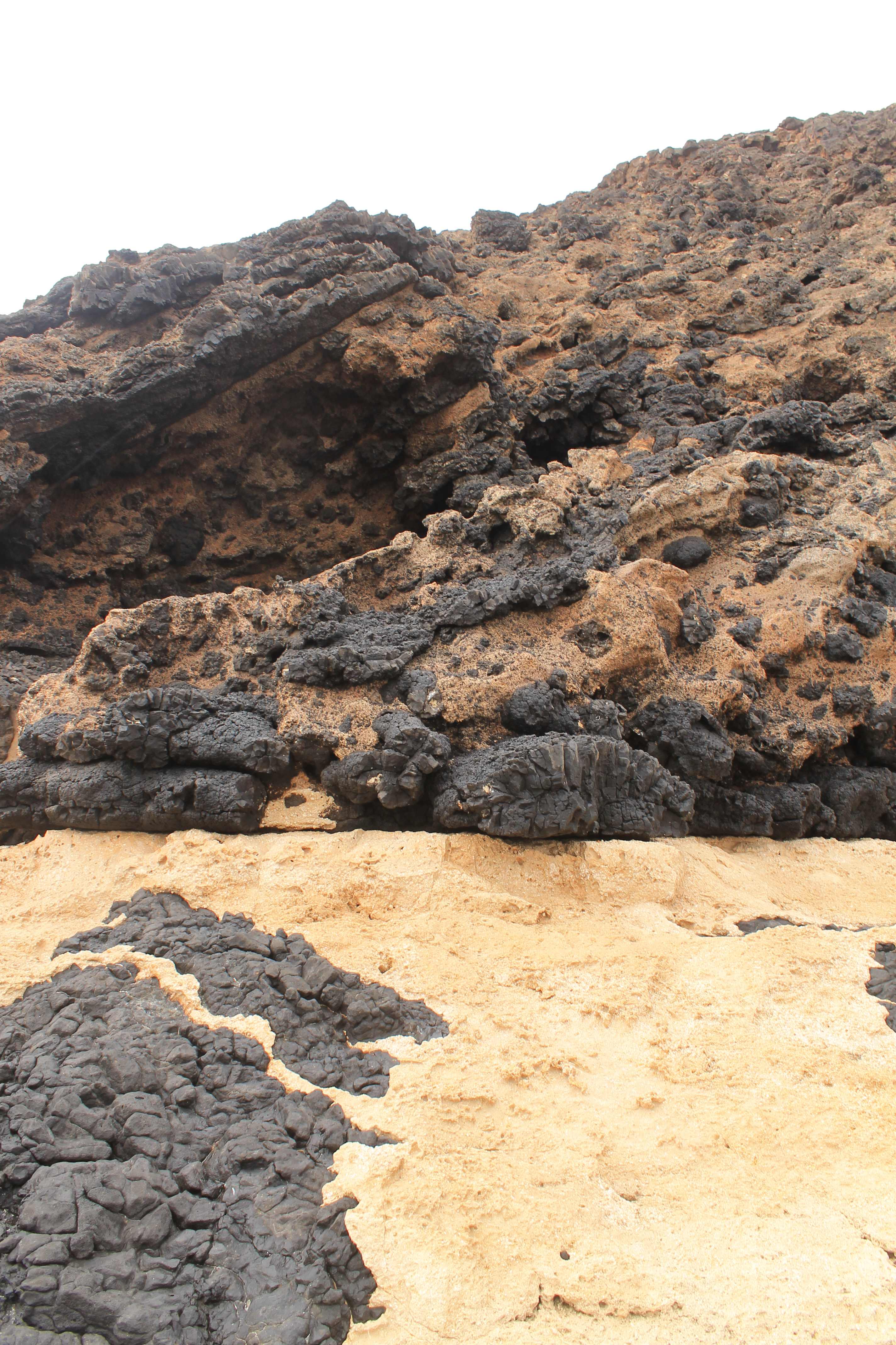 Pillow-basalt-above-the-marine-carbonate-succession_2